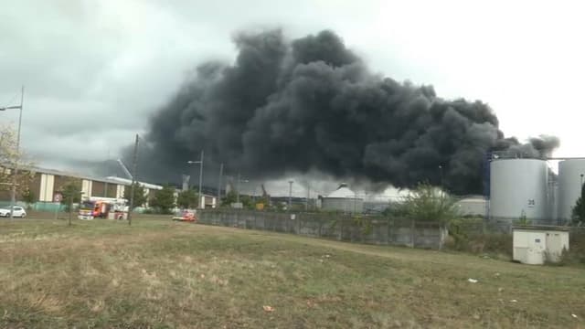 Un spectaculaire incendie était toujours en cours ce jeudi matin dans une usine Lubrizol classée Seveso à Rouen. Il n'a pas fait de victime mais la préfecture a pris d'importantes mesures de protection des habitants.