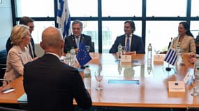 La présidente de la Commission européenne, Ursula von der Leyen, en réunion avec le président uruguayen Luis Lacalle, le ministre des Affaires étrangères Omar Paganini et la ministre de l'Économie Azucena Arbeleche à Montevideo, le 5 décembre 2024, dans le cadre du 65ème sommet du Mercosur.