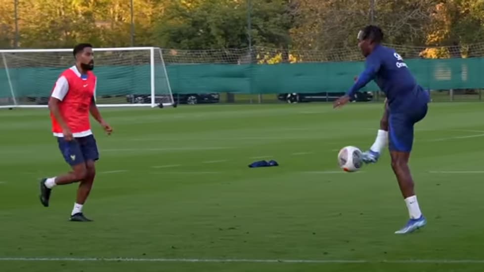 Gaël Clichy et Mathys Tel à l'entraînement avec l'équipe de France Espoirs, le 10 octobre 2023 Gaël Clichy et Mathys Tel à l'entraînement avec l'équipe de France Espoirs, le 10 octobre 2023