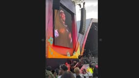 Pogba danse sur scène lors d'un festival