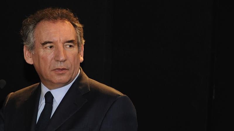 François Bayrou s'est dit prêt mardi sur Canal+ à accueillir Dominique de Villepin dans ses rangs dans l'espoir de fédérer une grande famille centriste avant le premier tour de l'élection présidentielle. /Photo prise le 27 février 2012/REUTERS/Jean-Pierre