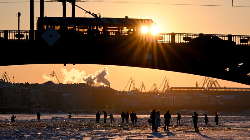 "Je ne suis pas allée dans un magasin depuis trois ans": ces Russes sont ingénieurs ou chirurgiens à la retraite et vont à la soupe populaire (car tout devient trop cher)