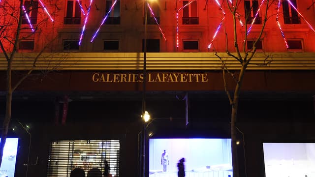 Vue des Galeries Lafayette, boulevard Haussmann à Paris.