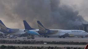 De la fumée sort de l'aéroport de Karachi le 9 juin 2014.