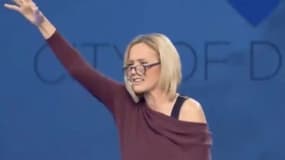 "Victory, victory, victory": sa prière enflammée pour la réélection de Trump a fait le tour du Web, mais qui est Paula White, la pasteure évangéliste qui conseille Donald Trump?