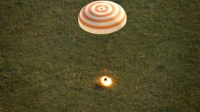 La capsule Soyouz lors de son atterrissage.