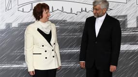 Catherine Ashton, la porte-parole de la diplomatie européenne qui coordonne les six puissances impliquées dans la recherche d'une solution à la crise du nucléaire iranien, en compagnie de Saeed Jalili, le chef des négociateurs iraniens. Les discussions su