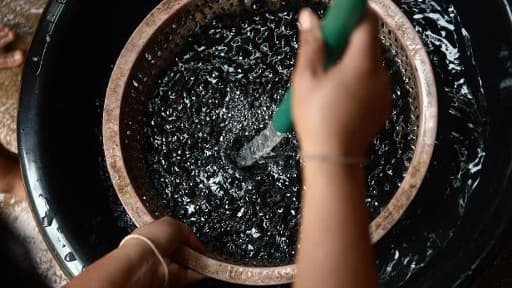 Le lavage des grains de café extraits de la bouse d'éléphants dans le nord de la Thaïlande