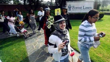 Le premier groupe de fans autorisé à entrer dans le cimetière de Glendale, en Californie, où repose Michael Jackson. Un an après la mort du chanteur, des fans lui rendent hommage vendredi à travers le monde. Le "roi de la pop" est mort brutalement d'un ar