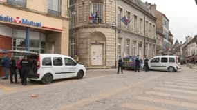 Des gendarmes devant la mairie d'Avallon lors d'une perquisition en marge d'une opération stupéfiants le 7 avril 2024