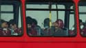 Des migrants secourus en mer, à bord d'un bus, après leur arrivée au port de Douvres, le 25 novembre 2021 dans le sud-est de l'Angleterre