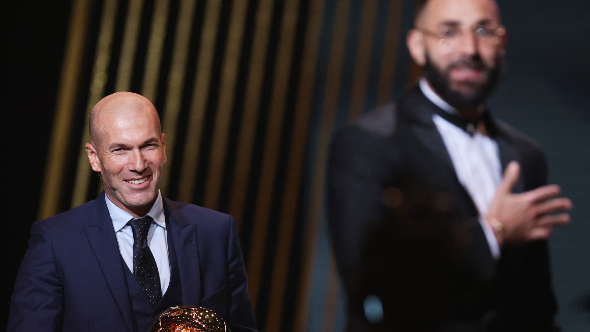 Zinedine Zidane lors de la remise du Ballon d’or à Karim Benzema en octobre 2022 Zinedine Zidane lors de la remise du Ballon d’or à Karim Benzema en octobre 2022