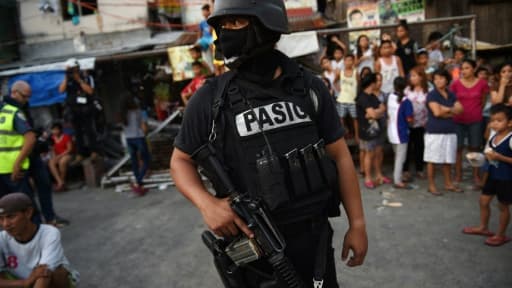 Un membre des forces spéciales philippines lors d'une opération anti-drogue, le 9 novembre 2016 à Manille