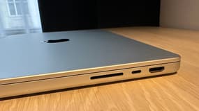 Le MacBook Pro avec puce M2 Pro profite de multiples connectiques dont un lecteur de carte SD et un port HDMI.
