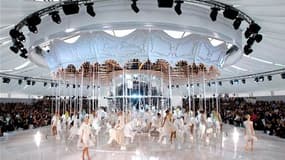 Le rideau s'est levé mercredi sur un majestueux manège blanc Louis Vuitton, au dernier jour de la semaine parisienne du prêt-à-porter pour le printemps-été 2012. Assises en amazone sur les petits chevaux d'un carrousel installé dans la cour carrée du Louv