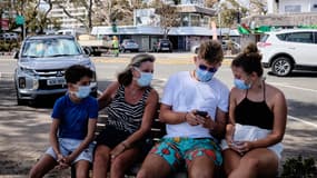 Des gens assis sur un banc à Nouméa, en Nouvelle-Calédonie, le 8 mars 2021. (Photo d'illustration)