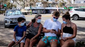 Des personnes assises sur un banc à Nouméa, en Nouvelle-Calédonie, le 8 mars 2021. (Photo d'illustration)