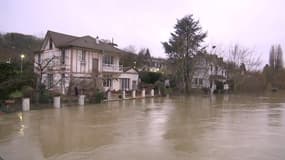 Crues: les habitants des Yvelines ont les pieds dans l'eau