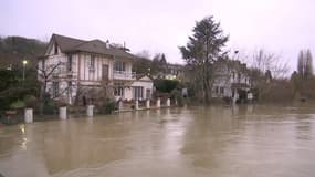 Crues: les habitants des Yvelines ont les pieds dans l'eau