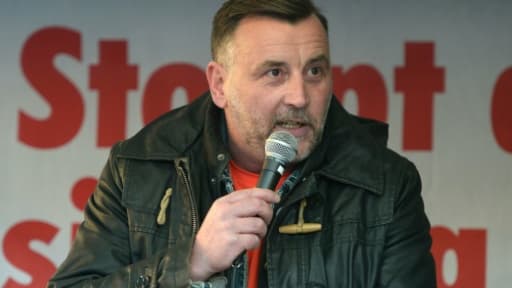 Lutz Bachmann, fondateur du mouvement Pegida s'adresse à son audience lors d'un rassemblement le 18 avril 2016 à Dresde