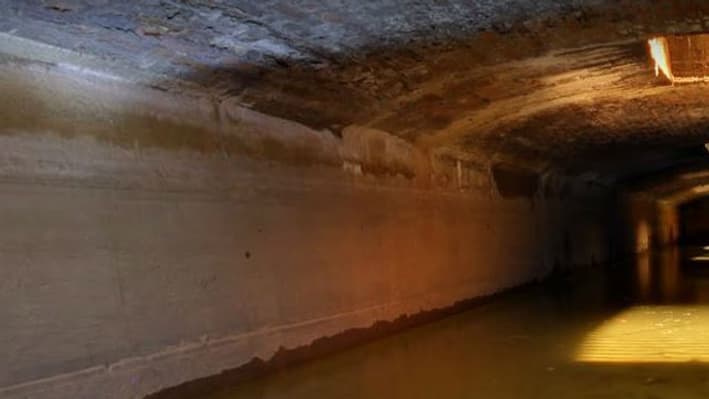 Sous l'Opéra Garnier se trouve un lac souterrain. Sous l'Opéra Garnier se trouve un lac souterrain.