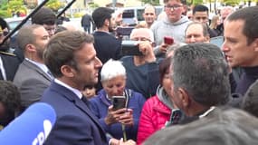 Emmanuel Macron en plein bain de foule à Barbazan-Débat (Hautes-Pyrénées) ce vendredi.