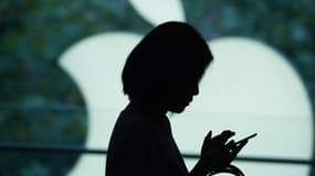 Apple ne peut laisser ses concurrents s'accaparer le marché de la réalité virtuelle. Après des rachats de start-up et des dépôts de brevets, le groupe a recruté un expert du secteur.