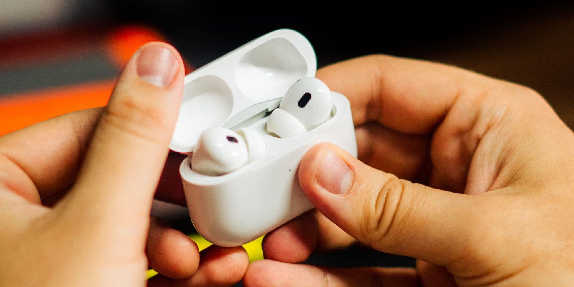 Idée cadeau Apple : les AirPods 2 profitent d'une remise avant Noël - Le  Parisien