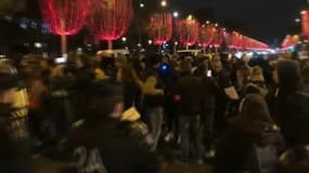 Des policiers manifestent sur les Champs-Élysées