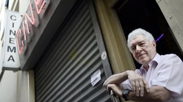 Maurice Laroche, patron du Beverley, devant son établissement