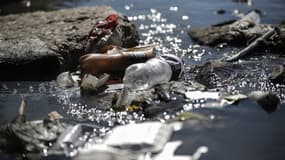 Des déchets plastiques sur les rives de la rivière Jukskei à Johannesburg, le 3 juin 2018. 
