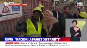 Présidentielle 2022: Marine Le Pen en déplacement dans une cimenterie