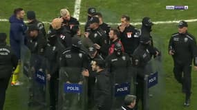 L'’arbitre de la rencontre entre Kayserispor et Fenerbahçe a dû être escorté par les forces de l’ordre à la fin de la rencontre, le 20/12/2023