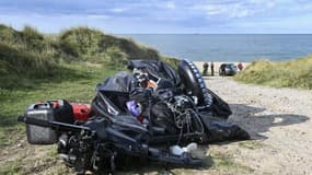 Sur le plage d'Ambleteuse, dans le Pas-de-Calais, le 15 septembre 2024, le bateau endommagé à bord duquel près de 60 personnes avaient embarqué, dont huit ont été tuées dans le naufrage de cette embarcation clandestine