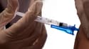 Une dose du vaccin Moderna est injectée à une soignante de Los Angeles, jeudi 7 janvier 2021