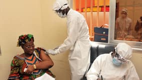 Une femme se fait vacciner contre Ebola, en mars 2015 à Conakry, en Guinée