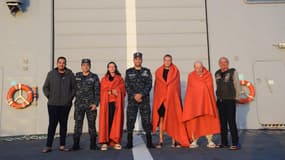 Image Facebook du porte-parole de l’armée égyptienne, le 27 novembre 2024, montrant les cinq personnes secourues posant pour une photo aux côtés de responsables militaires égyptiens, après qu’un bateau touristique a chaviré dans la mer Rouge au large des côtes égyptiennes.