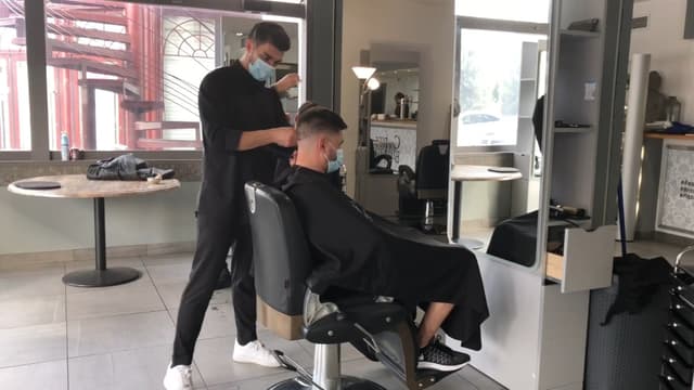 REPORTAGE RMC - "Carte blanche ou dégradé saignant?": à Marseille, un salon de coiffure s’installe... dans un restaurant
