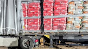 Le camion transportant des croquettes pour chien cachant 127 kg de cocaïne arrêté le 3 juillet 2025 par les douaniers sur l'A8 dans le Var
