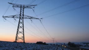 Des lignes électriques à haute tension photographiées près de Strasbourg en février 2012. PHOTO D'ILLUSTRATION