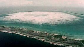 Photo prise le 28 janvier 1996 sur écran télé de l'essai nucléaire souterrain français dans l'atoll de Fangataufa, en Polynésie française.
