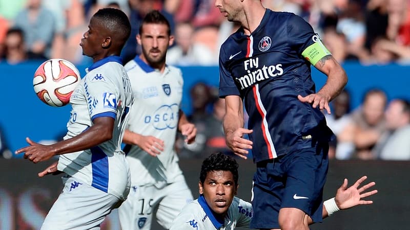 Thiago Motta dispute un ballon sous les yeux de Brandao, au sol