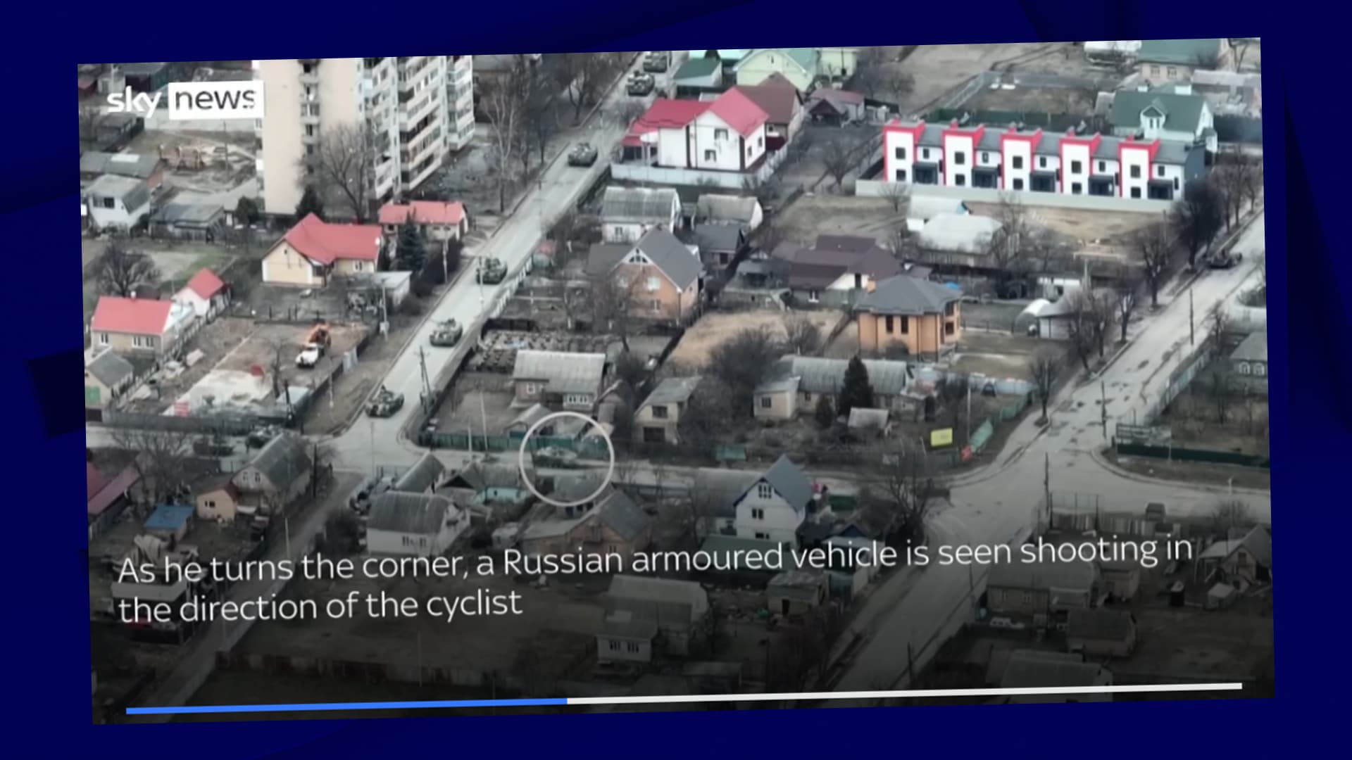 Un char russe qui tire sur un civil ukrainien dans une vidéo dévoilée par Sky News le 5 avril 2022 Un char russe qui tire sur un civil ukrainien dans une vidéo dévoilée par Sky News le 5 avril 2022