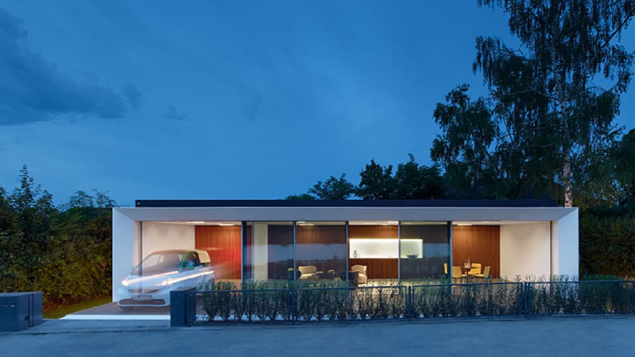 B10 devrait consommer 4.200 kW d'électricité et en produire le double grâce à ses 40 panneaux photovoltaïques.
B10 devrait consommer 4.200 kW d'électricité et en produire le double grâce à ses 40 panneaux photovoltaïques.