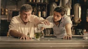 César (Daniel Auteuil) et Marius (Raphaël Personnaz) dans le bar de la Marine sur le Vieux-Port de Marseille