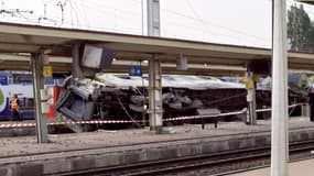 Le train renversé le jour de la catastrophe, le 12 juillet 2013 à Brétigny-sur-Orge.