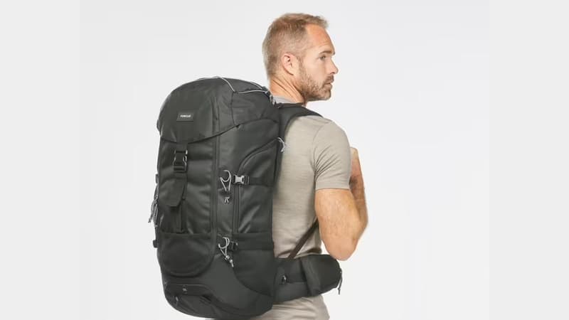 Ce sac de voyage pas cher vendu par  Decathlon vous accompagnera pour chaque trajet 