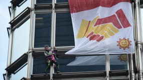 Alain Robert sur un building de Hong Kong, le 16 août 2019.