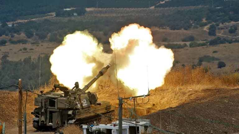 Tir d'un char israélien en direction du Liban depuis le nord d'Israël, le 6 août 2021.