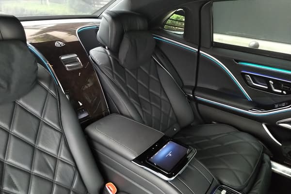 Position couchette pour une petite sieste, petits coussins ouvragés et griffés de la marque, les places arrière sont clairement les plus importantes pour cette Mercedes Maybach S680.